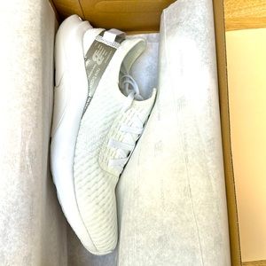 NIB new balance sneakers, size 9